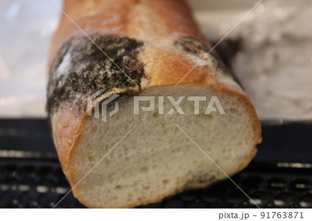 カビの生えたパンの写真素材 [91763871] - PIXTA