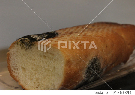 カビの生えたパンの写真素材 [91763894] - PIXTA
