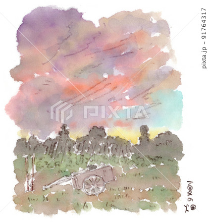夏の夕暮れ、畑とリヤカーと、茜色に染まる雲の水彩画イラスト 91764317