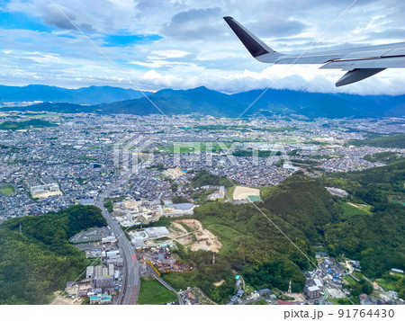 福岡空港離陸直後の機内から見える宇美町空撮 91764430