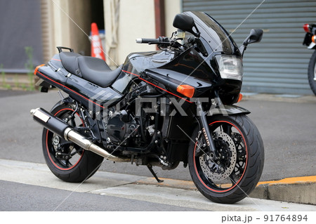 路肩のオートバイ 91764894