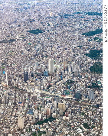 羽田着陸前の機内から見える東京都心のビル群 91765277