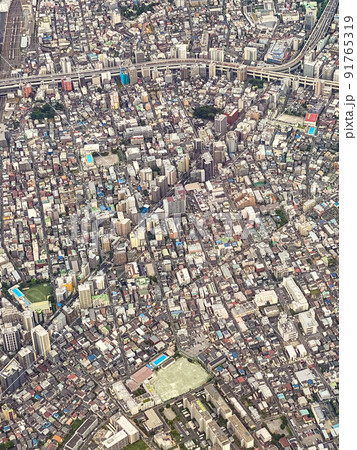 羽田着陸前の機内から見える東京板橋の住宅街 羽田着陸前の機内から見える東京板橋の住宅街 91765319