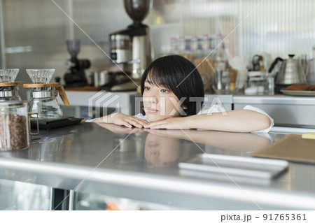 カフェ 女性スタッフ カフェ 女性スタッフ 91765361