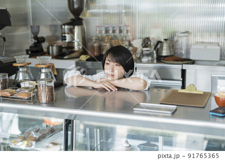 カフェ 女性スタッフ カフェ 女性スタッフ 91765365