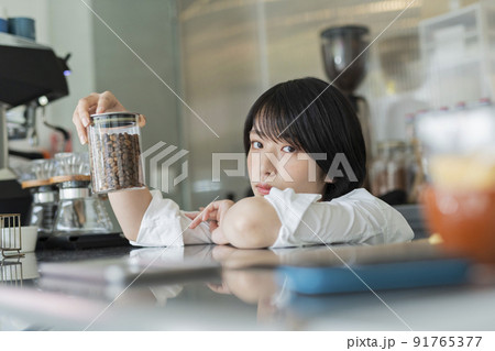 カフェ 女性スタッフ カフェ 女性スタッフ 91765377