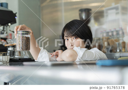 カフェ 女性スタッフ カフェ 女性スタッフ 91765378