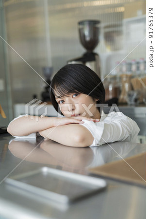 カフェ 女性スタッフ カフェ 女性スタッフ 91765379