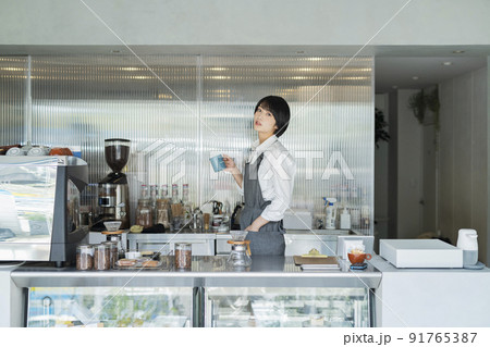 カフェ 女性スタッフ 91765387