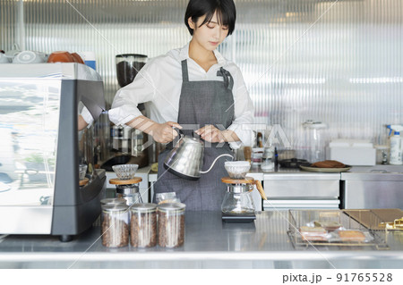 カフェ コーヒーを淹れる女性スタッフ カフェ コーヒーを淹れる女性スタッフ 91765528