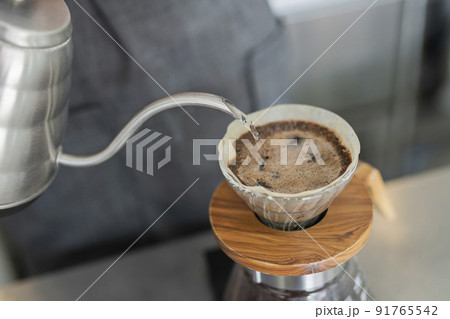 カフェ コーヒーを淹れる女性スタッフ カフェ コーヒーを淹れる女性スタッフ 91765542