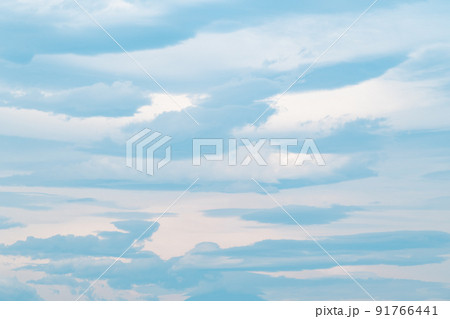 幾重にも重なる雲の背景素材　b-2 ライトトーン 91766441
