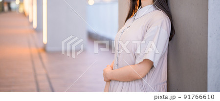 ワンピース姿で佇む女性 ワンピース姿で佇む女性 91766610