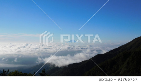八ヶ岳から遠く雲海の先に富士山を望む 八ヶ岳から遠く雲海の先に富士山を望む 91766757