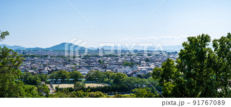 彦根城から南西方向に住宅が並ぶ地方都市をパノラマ撮影｜滋賀県彦根市 91767089