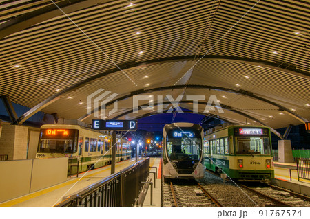 リニューアルした広電宮島口駅 91767574