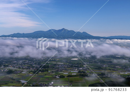 都城盆地と霧島連山 91768233