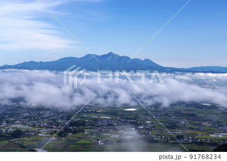 都城盆地と霧島連山 91768234
