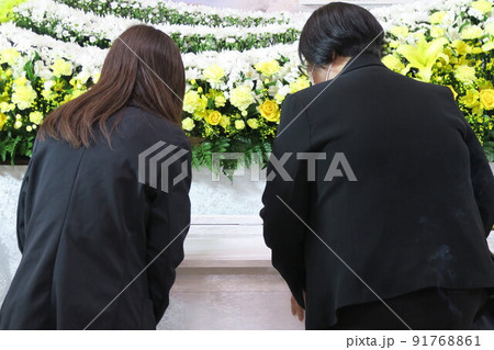 故人と対面する親族 91768861