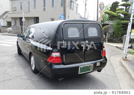 火葬場に向かって出発した霊柩車 91768901