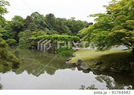 京都仙洞御所 南池 新緑の八ッ橋 京都仙洞御所 南池 新緑の八ッ橋 91768982