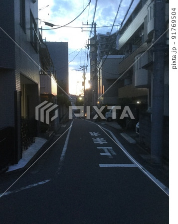 東京の町の朝焼けの風景 91769504