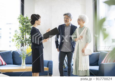 シニア夫婦　不動産・施設内覧　イメージ 91770024