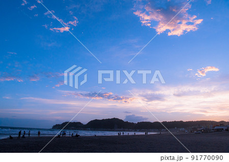 鎌倉の海と紫光 91770090