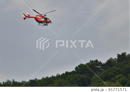 山岳救助ヘリコプター　病気の登山者を吊り上げて搬送 91771571