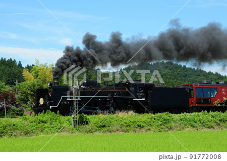 水田地帯を黒煙を上げて疾走する磐越西線SLばんえつ物語 91772008