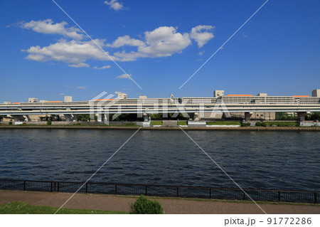 隅田川沿いに走る高速道路と巨大団地 隅田川沿いに走る高速道路と巨大団地 91772286