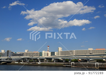 隅田川沿いにのびる巨大団地と青空に湧き立つ雲 隅田川沿いにのびる巨大団地と青空に湧き立つ雲 91772289