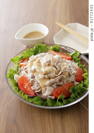ごまだれをかけた豚バラの冷しゃぶサラダ 91772435