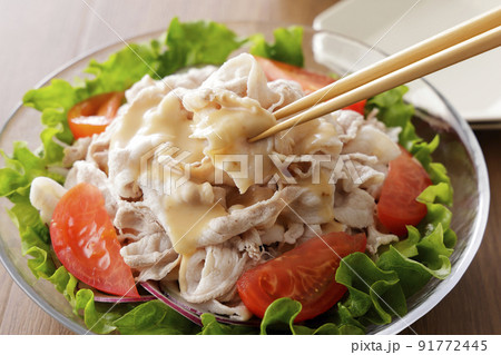 ごまだれをかけた豚バラの冷しゃぶサラダ 91772445