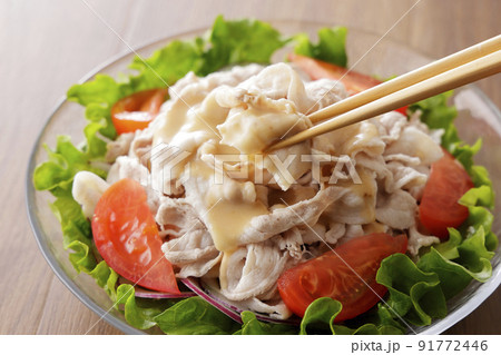 ごまだれをかけた豚バラの冷しゃぶサラダ 91772446
