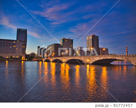 新潟市　夜明けの萬代橋 91772457