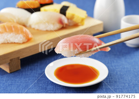 箸で持ち上げたまぐろの握り寿司 91774175