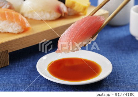 箸で持ち上げたまぐろの握り寿司 箸で持ち上げたまぐろの握り寿司 91774180