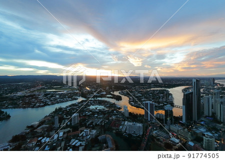 ゴールドコーストの展望台からの夕焼けと街の景色 ゴールドコーストの展望台からの夕焼けと街の景色 91774505
