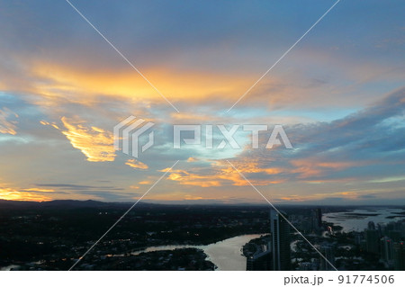 ゴールドコーストの展望台からの夕焼けと街の景色 ゴールドコーストの展望台からの夕焼けと街の景色 91774506