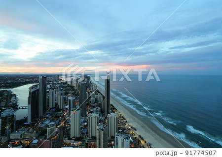ゴールドコーストの展望台からの夕焼けに染まるビーチと街の景色 ゴールドコーストの展望台からの夕焼けに染まるビーチと街の景色 91774507
