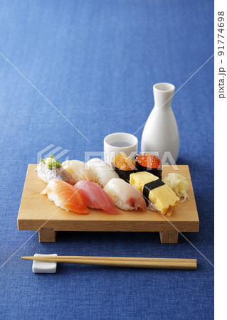 日本酒と美味しそうなにぎり寿司 91774698
