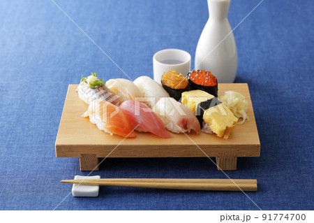 日本酒と美味しそうなにぎり寿司 日本酒と美味しそうなにぎり寿司 91774700