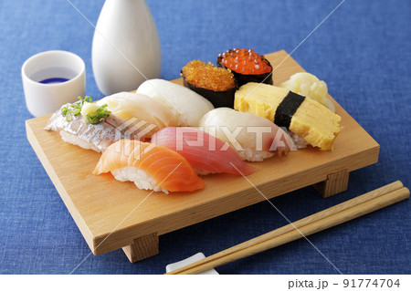 日本酒と美味しそうなにぎり寿司 91774704