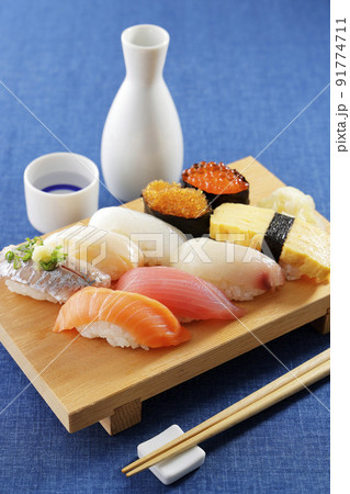 日本酒と美味しそうなにぎり寿司 91774711