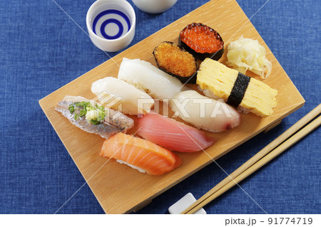 日本酒と美味しそうなにぎり寿司 91774719