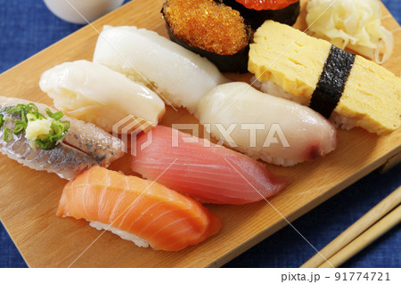 日本酒と美味しそうなにぎり寿司 日本酒と美味しそうなにぎり寿司 91774721