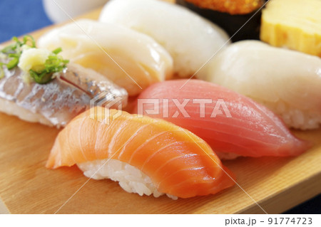 日本酒と美味しそうなにぎり寿司 日本酒と美味しそうなにぎり寿司 91774723