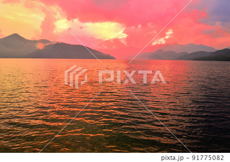 夕焼け　中禅寺湖　男体山（日光） 91775082