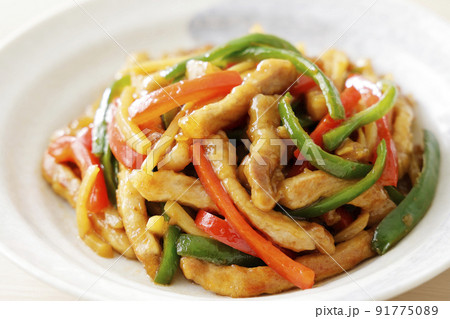 パプリカ、ピーマンと豚肉を使った青椒肉絲 91775089